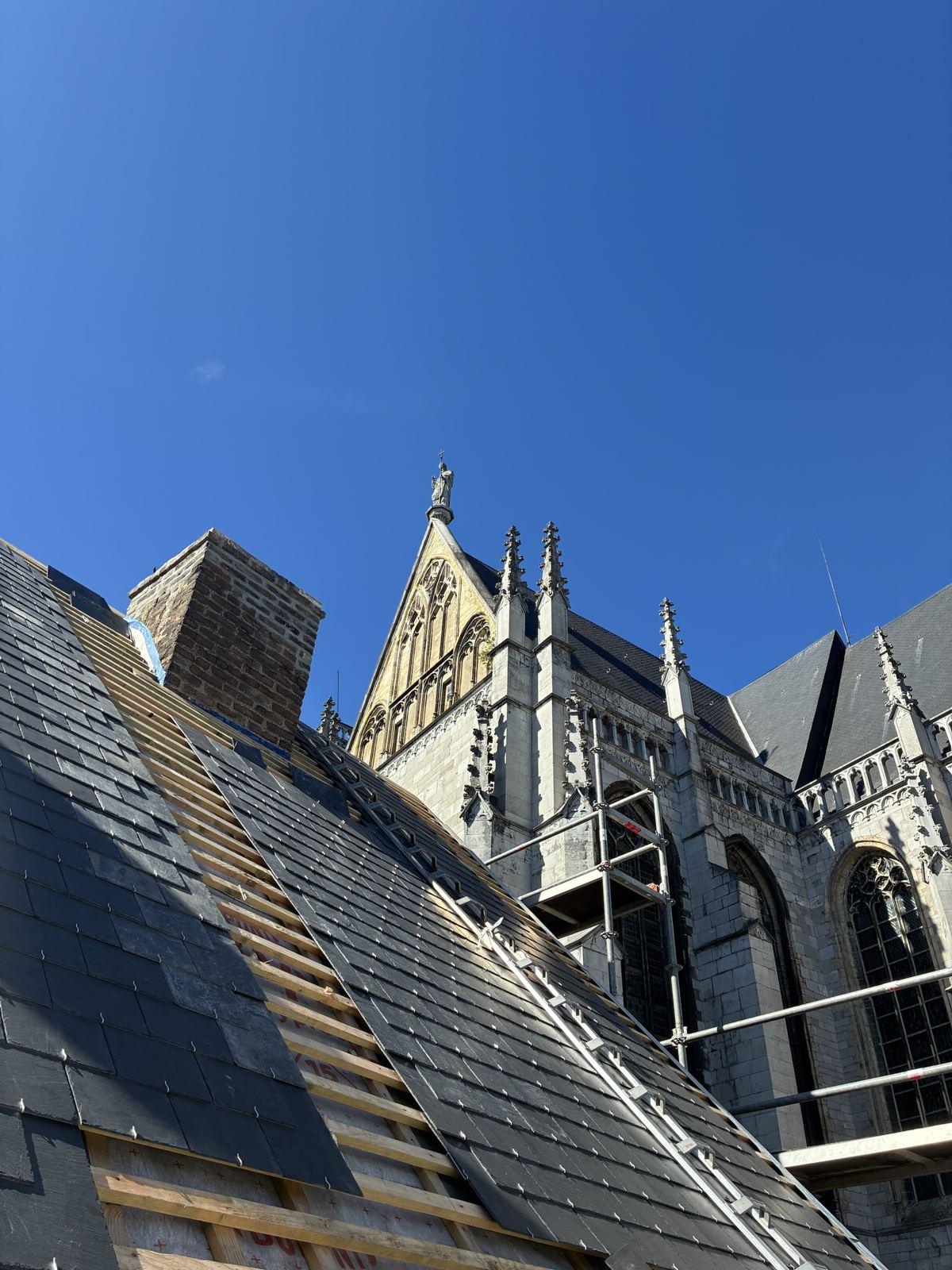 Ardoises naturelles au pied de la cathédrale