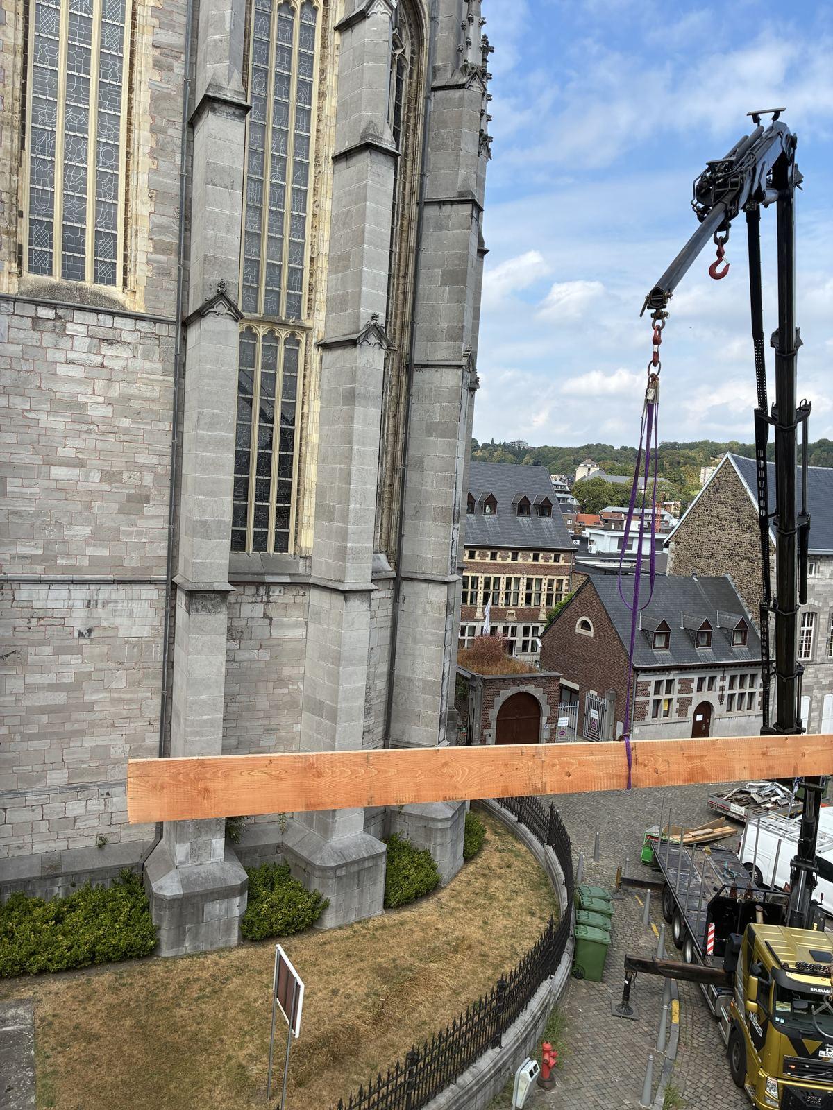 Poutre levée à la grue en centre historique
