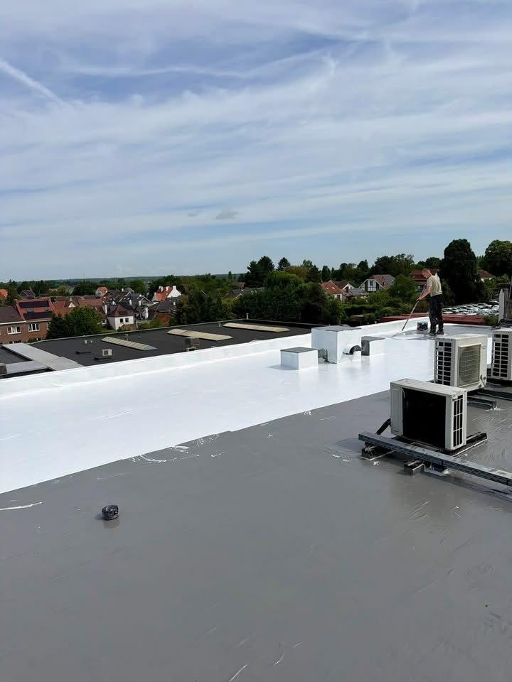 Application de la membrane blanche en toiture plate