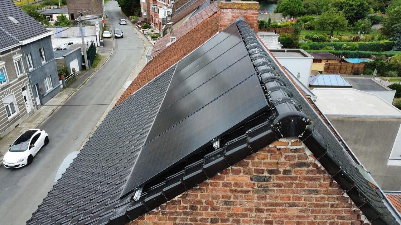 Panneaux photovoltaïques sur toiture en tuiles