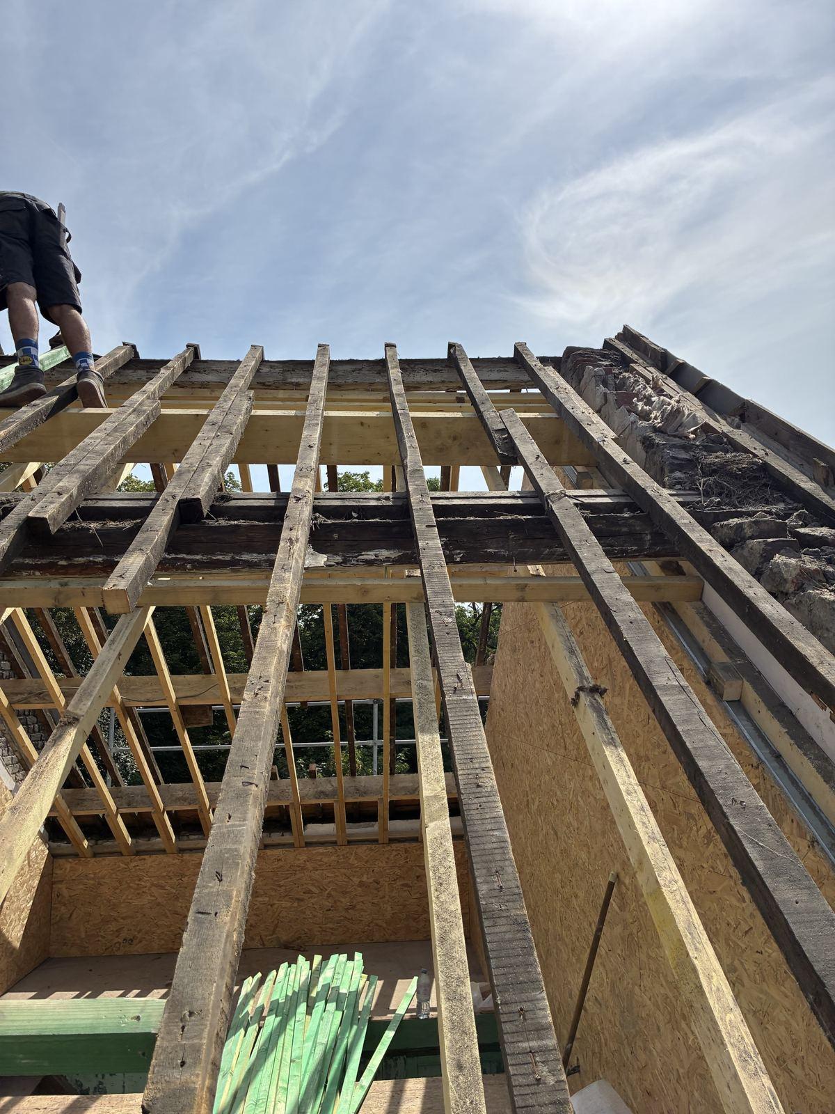 Renfort de toiture et panneaux OSB